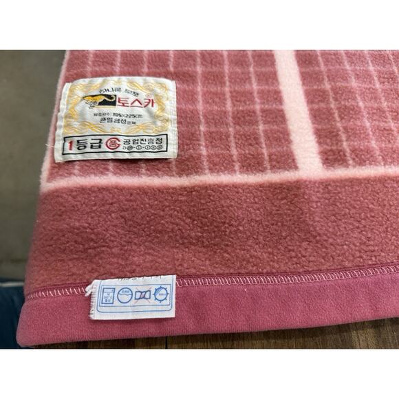 STUNNING PINK BLANKET! Korean-Japan Synthetic Fiber REVERSABLE,76" x 68",Vintage - Picture 7 of 11